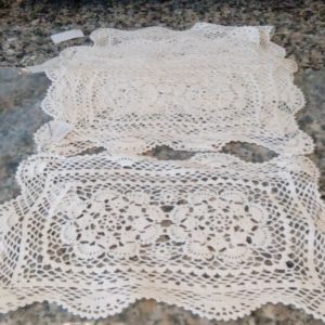 Centrini lavorati a mano 27x15 cm 4 pz li vendo anche separatamente a fr. 5.00 al pz