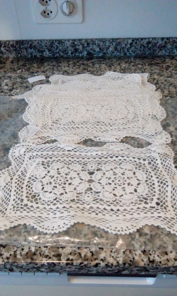 Centrini lavorati a mano 27x15 cm 4 pz li vendo anche separatamente a fr. 5.00 al pz