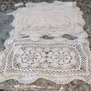 Centrini lavorati a mano 27x15 cm 4 pz li vendo anche separatamente a fr. 5.00 al pz