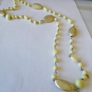 Collana color giallino pallido