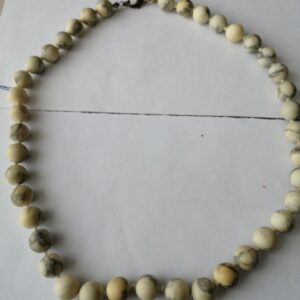 Girocollo con pietre color avorio