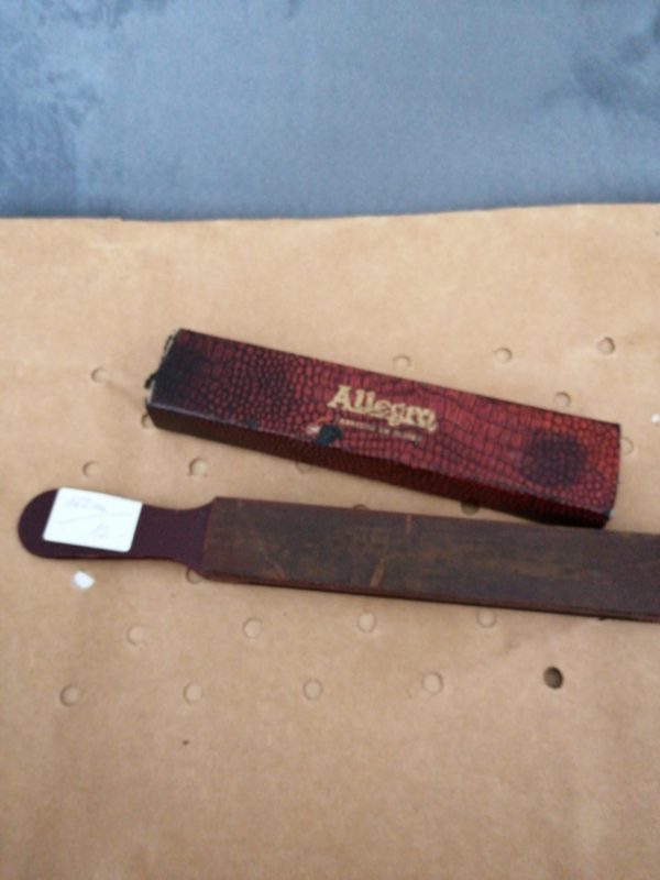 Allegra affilatrice lame risalente circa 1925 in su
