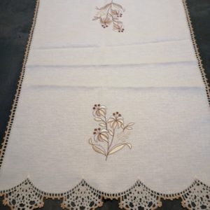 Centrino in cotone bordato a mano Nuovo misura 47x72