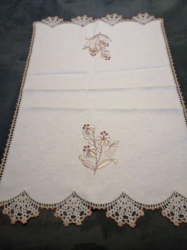 Centrino in cotone bordato a mano Nuovo misura 47x72