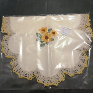 Centrino in cotone bordato a mano Nuovo misura 88x43