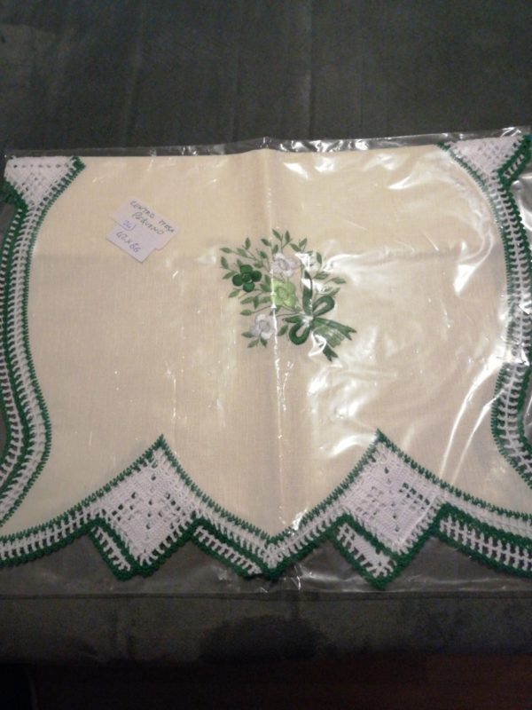 Centrino in cotone bordato a mano Nuovo misura 42x86