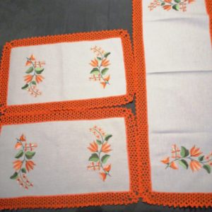 Set di centrini borndati a mano Nuovi misure 80x30 e 2 pezzi 47x29