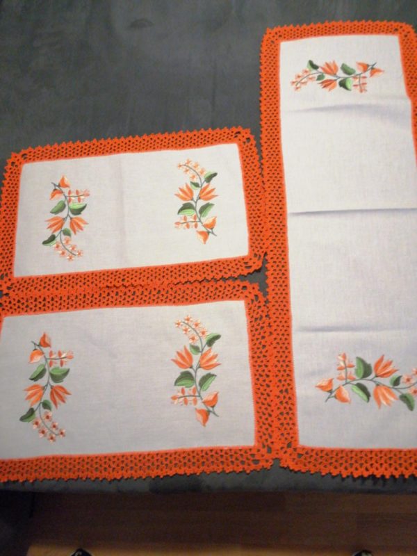 Set di centrini borndati a mano Nuovi misure 80x30 e 2 pezzi 47x29