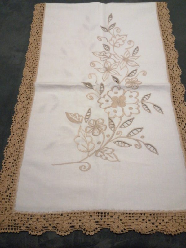 Centro tavola in lino bordato a mano Nuovo color panna misura 47x144