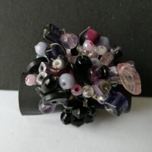 Anello nero con perline di vario colore