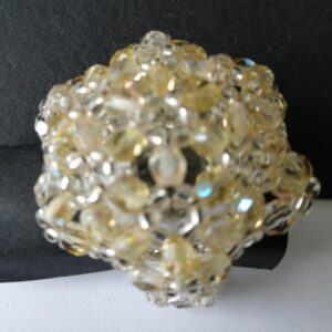 Anello con perline color crema