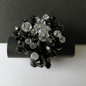 Anello nero con perline nere e bianche