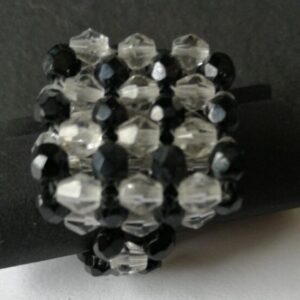 Anello con forma quadrata nero e bianco