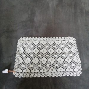 Centrino bianco fatto a mano 40x25 cm disponibili 2 pz
