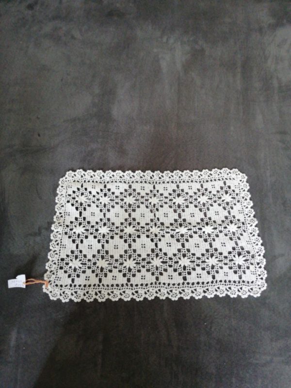 Centrino bianco fatto a mano 40x25 cm disponibili 2 pz