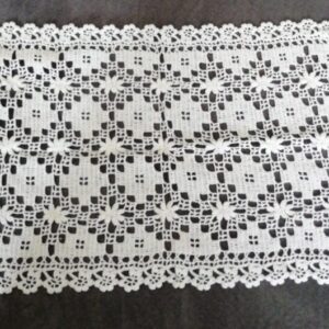 Centrino bianco fatto a mano 40x25 cm disponibili 2 pz