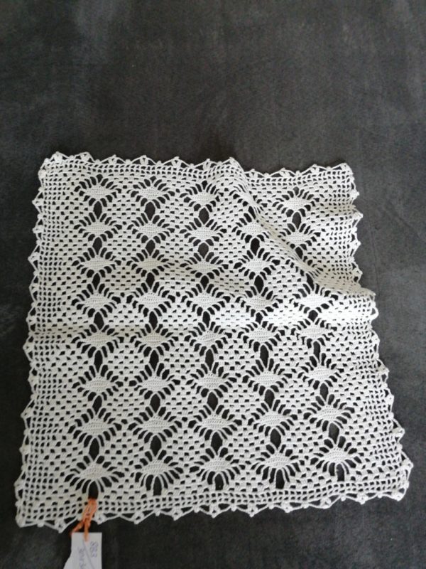Centrino bianco fatto a mano 30x30 cm disponibili 2 pz