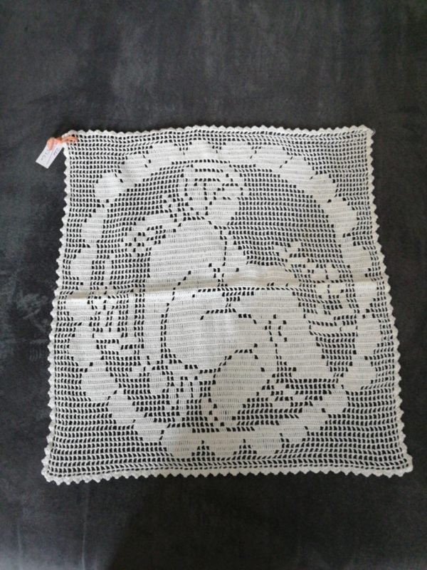 Centrino bianco fatto a mano 35x40 cm disponibili 2 pz