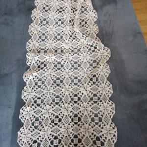 Centro tavola rettangolare beige fatto a mano 100x45 cm