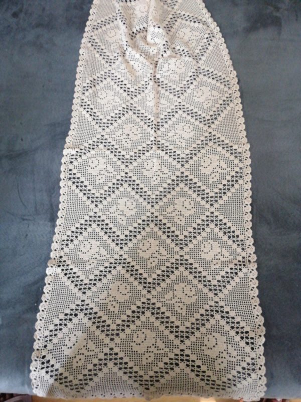Centro tavola rettangolare beige fatto a mano 100x44 cm