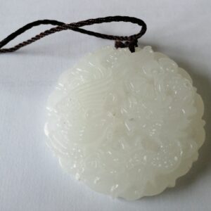 Ciondolo bianco con cordoncino