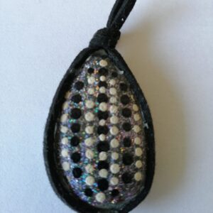 Ciondolo in sasso con decorazione a mano