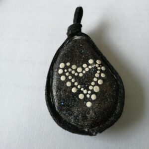 Ciondolo in sasso decorato a mano