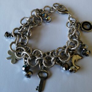 Braccialetto color argento con ciondoli