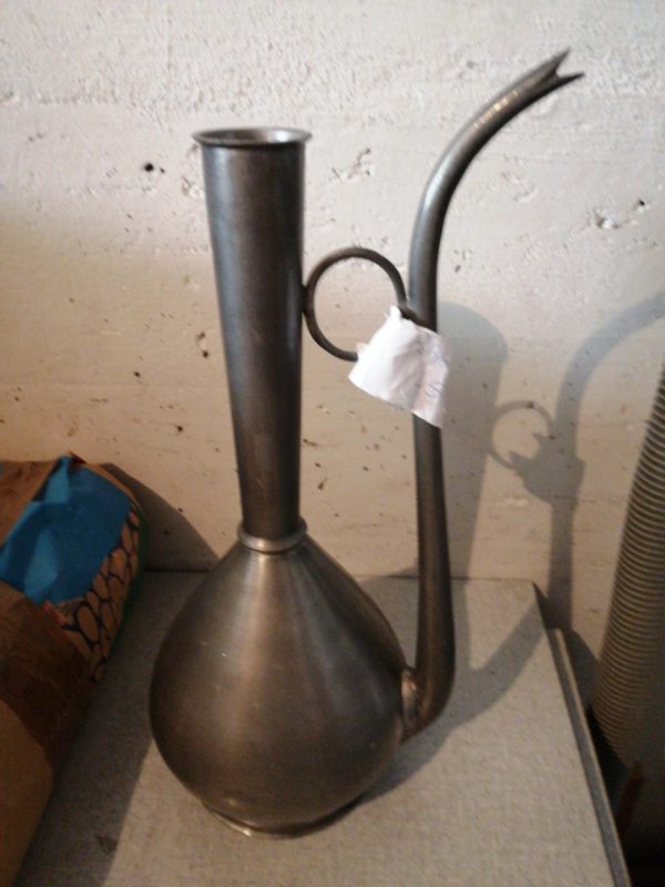 Vaso con beccuccio in peltro