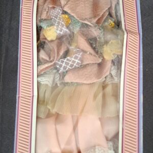 Bambola in porcellana mai usata la scatola è un po' rovinata dal tempo  60 cm