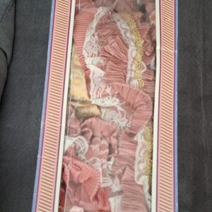 Bambola in porcellana mai usata la scatola è un po' rovinata dal tempo 60 cm