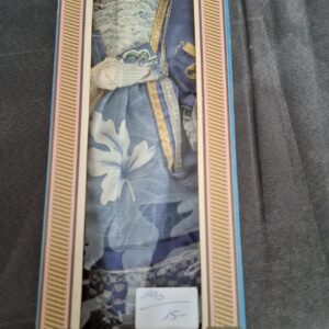 Bambola in porcellana abito azzurro