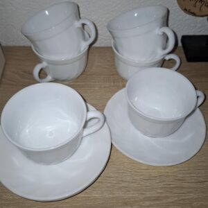 6 tazze con piattini bianche